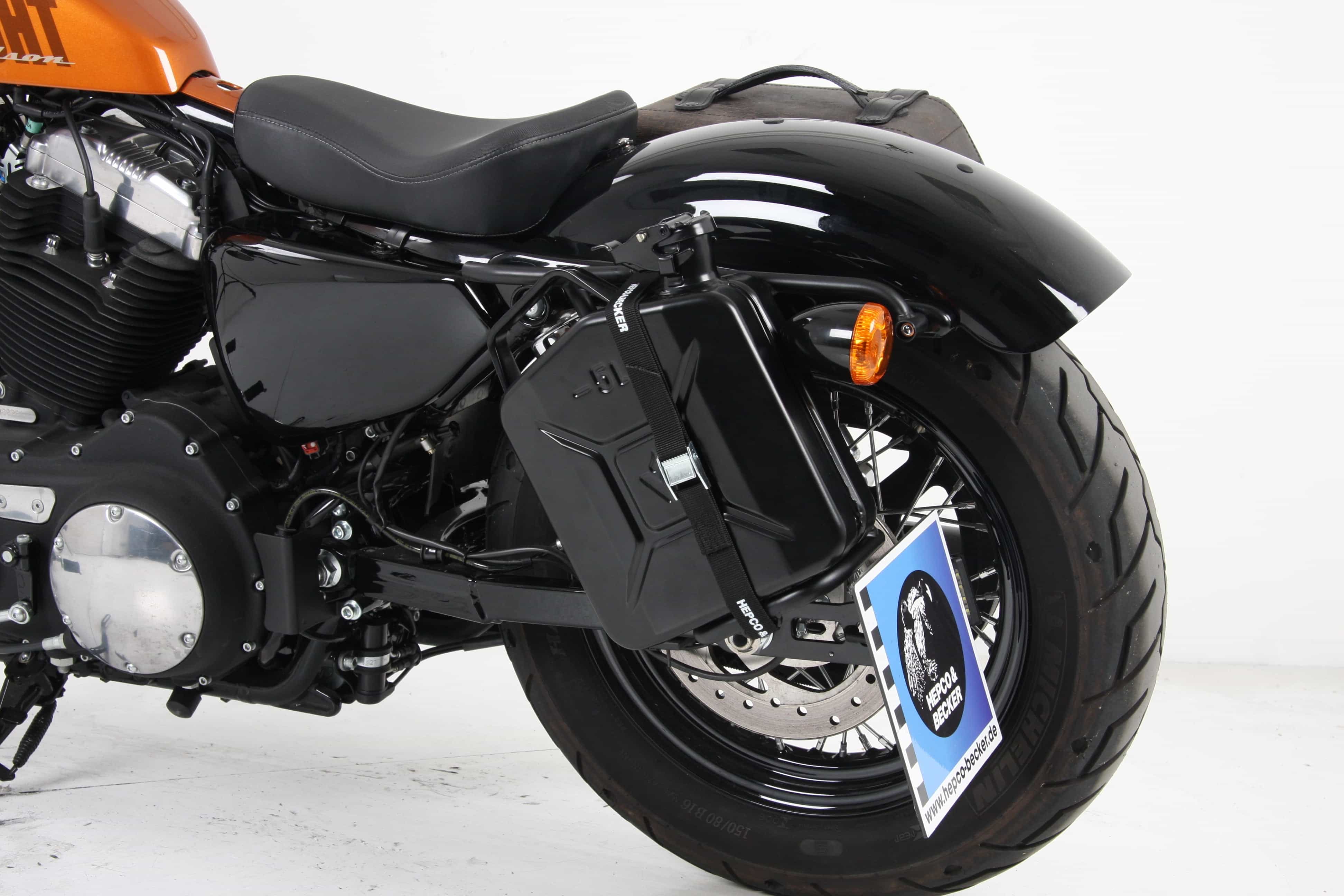 Kanister 4ltr. Inkl. Cutout Halter links schwarz für Harley-Davidson Sportster 883 Roadster/Iron 883/Super Low/Lo