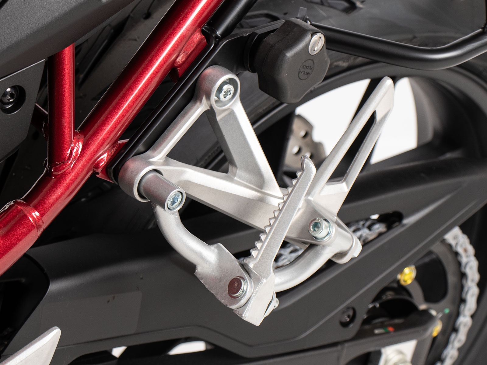 Soziusfußrasten Verlegung silber für Honda CB 750 Hornet (2023-)